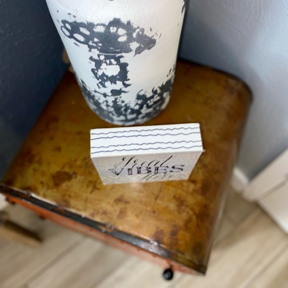 GREAT VIBES SMALL DECORATIVE BOX - LIKE NEW - Picture 3 of 8